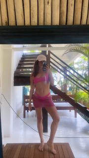 Isis Valverde feet photo thumbnail