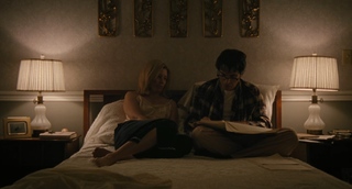 Elizabeth Banks feet photo thumbnail
