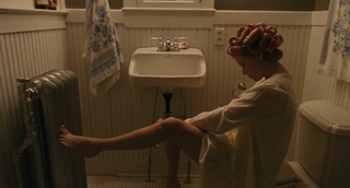 Elizabeth Banks feet photo thumbnail