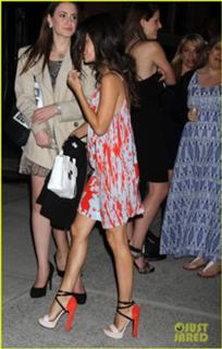 Rachel Bilson feet photo thumbnail
