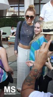 Miley Cyrus feet photo thumbnail