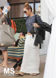 Miley Cyrus feet photo thumbnail