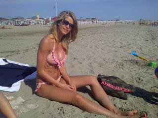 Elena Santarelli feet photo thumbnail