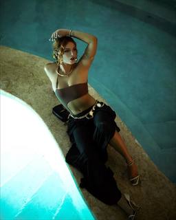 Bella Thorne feet photo thumbnail