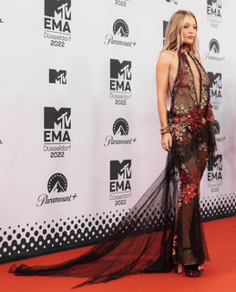 Rita Ora feet photo thumbnail