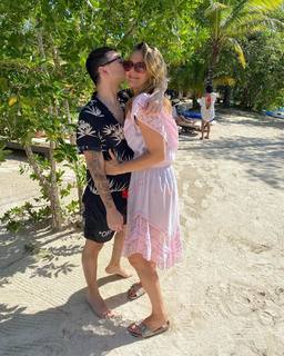Alicia Silverstone feet photo thumbnail
