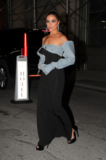 Olivia Culpo feet photo thumbnail