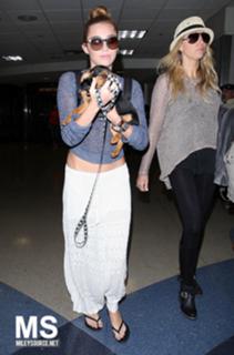 Miley Cyrus feet photo thumbnail