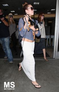 Miley Cyrus feet photo thumbnail