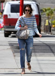Mandy Moore feet photo thumbnail