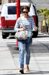 Mandy Moore feet photo thumbnail