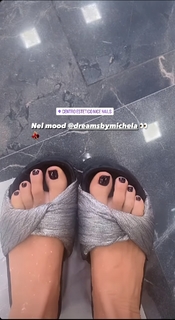 Elena Santarelli feet photo thumbnail