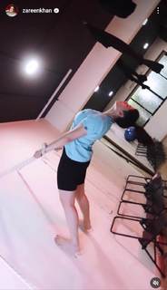 Zareen Khan feet photo thumbnail