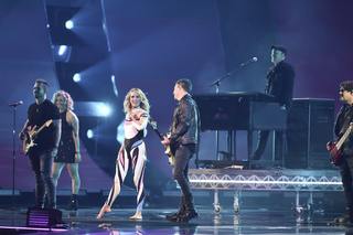 Carrie Underwood feet photo thumbnail