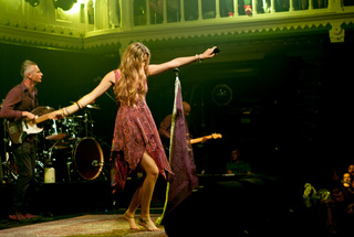 Joss Stone feet photo thumbnail