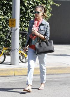 Jessica Alba feet photo thumbnail