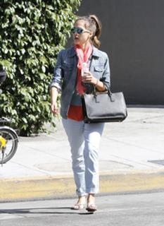 Jessica Alba feet photo thumbnail
