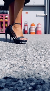 Laura González feet photo thumbnail