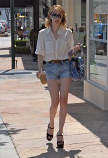 Emma Roberts feet photo thumbnail