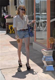 Emma Roberts feet photo thumbnail