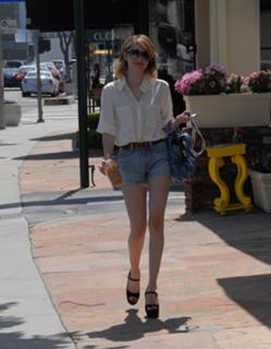Emma Roberts feet photo thumbnail