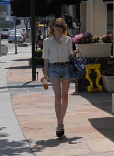 Emma Roberts feet photo thumbnail