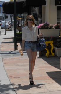 Emma Roberts feet photo thumbnail