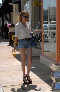Emma Roberts feet photo thumbnail