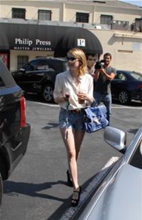 Emma Roberts feet photo thumbnail