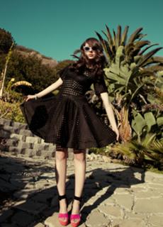 Alison Brie feet photo thumbnail