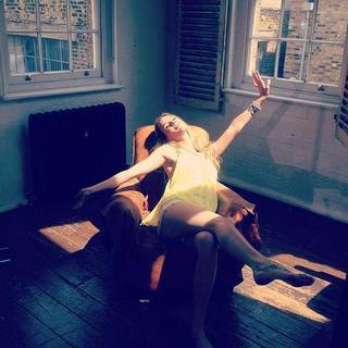Joss Stone feet photo thumbnail