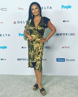 Tia Carrere feet photo thumbnail