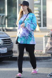 Kaley Cuoco feet photo thumbnail