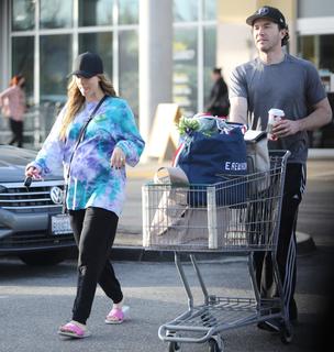 Kaley Cuoco feet photo thumbnail