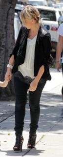 Sarah Michelle Gellar feet photo thumbnail