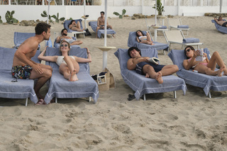 Aubrey Plaza feet photo thumbnail