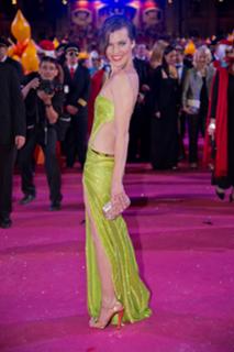 Milla Jovovich feet photo thumbnail