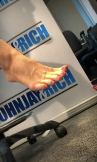 Kyle Unfug feet photo thumbnail