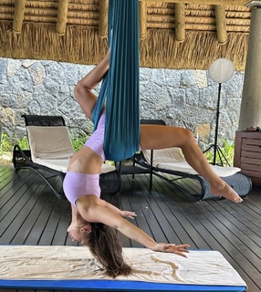 Julia Wieniawa-Narkiewicz feet photo thumbnail