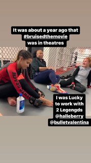 Halle Berry feet photo thumbnail