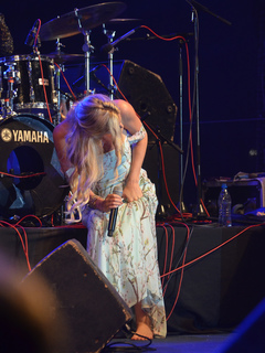 Joss Stone feet photo thumbnail