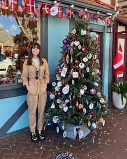 Lily Collins feet photo thumbnail
