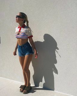 Millie Bobby Brown feet photo thumbnail