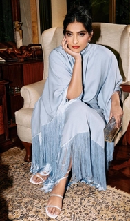 Sonam Kapoor feet photo thumbnail