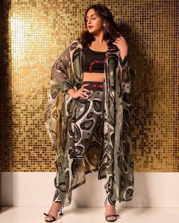 Huma Qureshi feet photo thumbnail