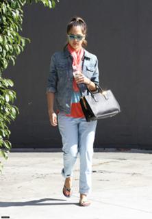 Jessica Alba feet photo thumbnail