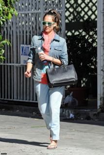Jessica Alba feet photo thumbnail