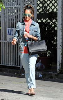 Jessica Alba feet photo thumbnail