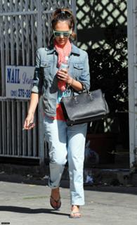 Jessica Alba feet photo thumbnail