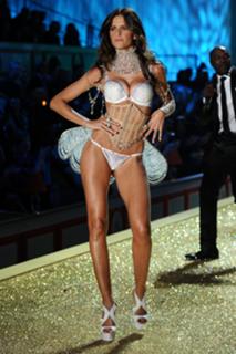 Izabel Goulart feet photo thumbnail